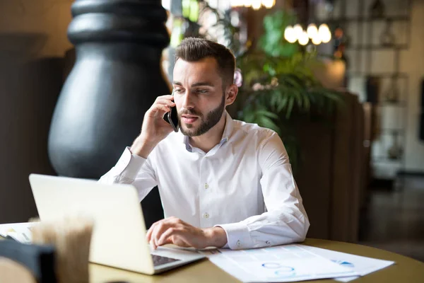 Portret Van Knappe Bebaarde Zakenman Dragen Wit Shirt Spreken Telefonisch — Stockfoto