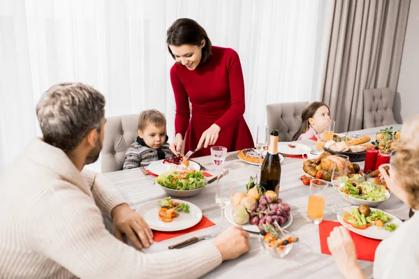 Retrato Tons Quentes Grande Família Feliz Desfrutando Jantar Natal Juntos — Fotografia de Stock