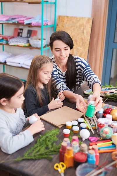 Retrato Niñas Haciendo Decoraciones Navideñas Clase Elaboración Con Una Profesora —  Fotos de Stock