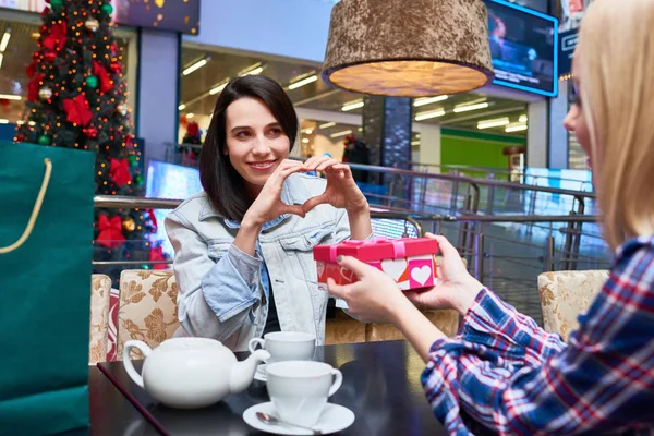 Fiatal Nők Ülnek Kávézóban Vásárlás Kávézás Után Ajándékozzák Egymást — Stock Fotó