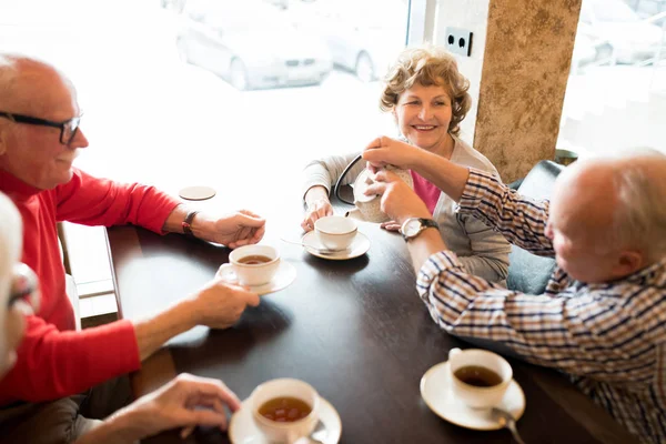 Amigos Mayores Positivos Que Beben Cafetería Hombre Regordete Cuidando Señora — Foto de Stock