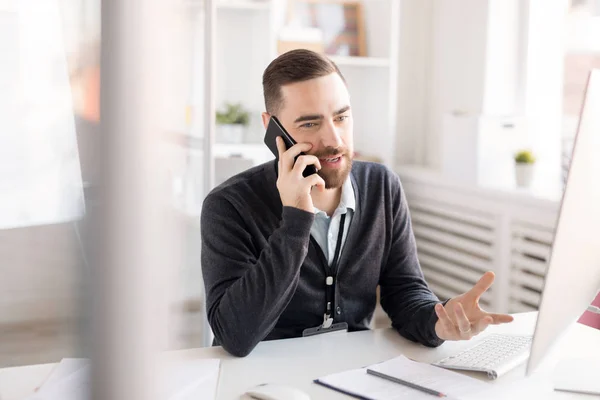 Ritratto Bell Uomo Affari Barbuto Che Parla Telefono Mentre Lavora — Foto Stock