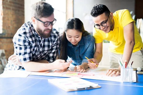 Retrato Tres Jóvenes Empresarios Creativos Que Componen Gráfico Del Plan —  Fotos de Stock