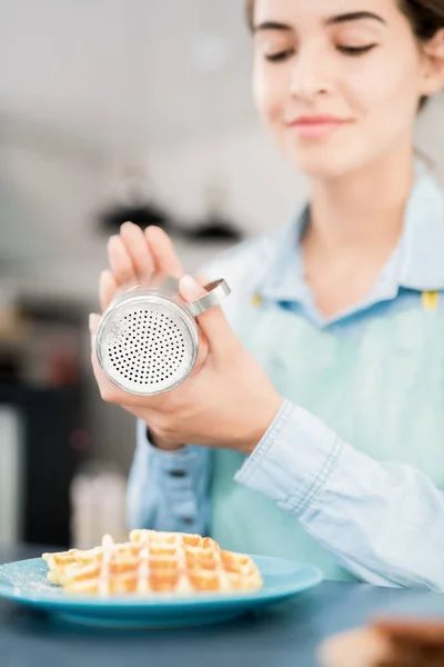 Närbild Vacker Ung Kvinna Hälla Kanel Och Strösocker Över Färska — Stockfoto