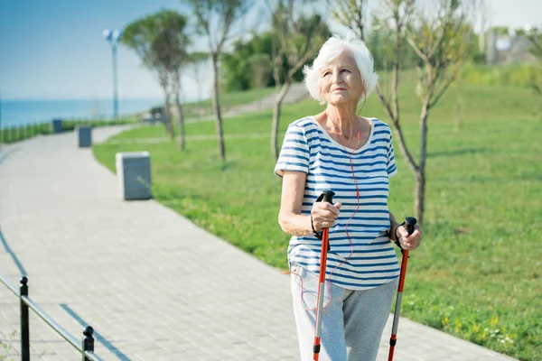 Ritratto Donna Anziana Attiva Che Pratica Nordic Walking Con Bastoncini — Foto Stock