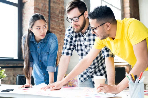 Low Winkelporträt Dreier Kreativer Junger Leute Die Beim Brainstorming Für — Stockfoto