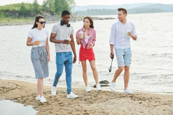 해변에서 레모네이드를 마시는 청소년 — 스톡 사진