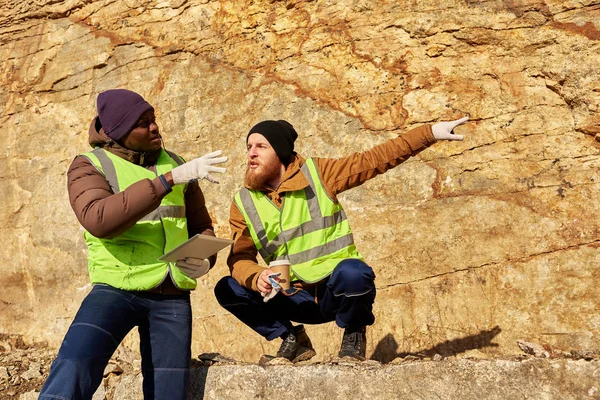 Portrait Two Industrial Workers Wearing Reflective Jackets One Them African — Stock Photo, Image