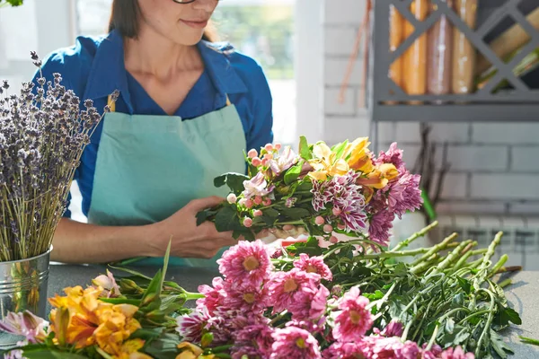 Primer Plano Retrato Florista Femenina Arreglando Flores Mientras Hace Ramos — Foto de Stock