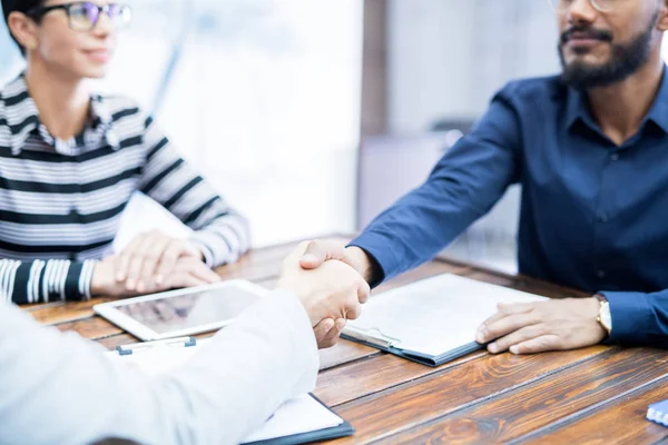 Close Dois Empresários Sentados Mesa Apertando Mãos Durante Uma Reunião — Fotografia de Stock