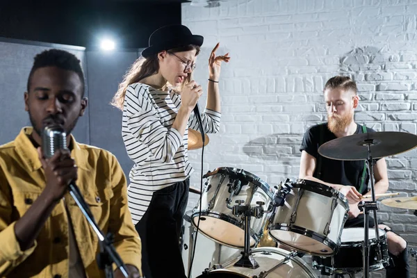 Portret Van Hedendaagse Muziek Band Presteren Het Podium Focus Jonge — Stockfoto