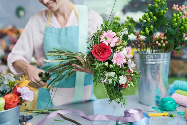 Vista Cosecha Sonriente Florista Tallos Flores Corte — Foto de Stock