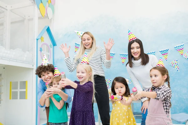Fröhlich Aufgeregte Mütter Freizeitkleidung Amüsieren Sich Mit Kindern Bei Geburtstagsfeier — Stockfoto