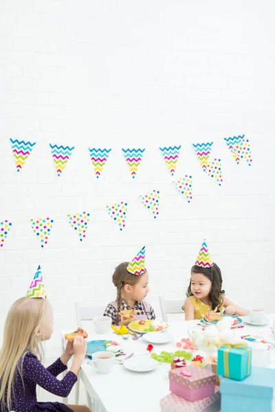 Conteúdo Crianças Multi Étnicas Chapéus Festa Sentadas Mesa Com Várias — Fotografia de Stock