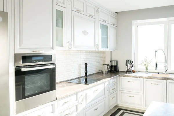 現代のデザインと日光で照らされた家電製品と空の白いキッチンの背景画像 コピースペース — ストック写真