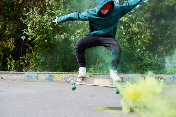 Портрет Сучасного Підлітка Який Робить Скейтборд Трюки Зеленому Димі Копіювати — стокове фото