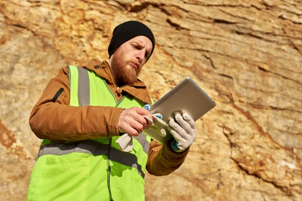 Şantiye Açık Havasında Mineral Madenlerini Denetleyen Dijital Tablet Kullanan Güneş — Stok fotoğraf
