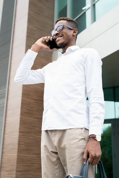 Positiv Säker Stilig Ung Afrikansk Man Glasögon Klädd Vit Skjorta — Stockfoto