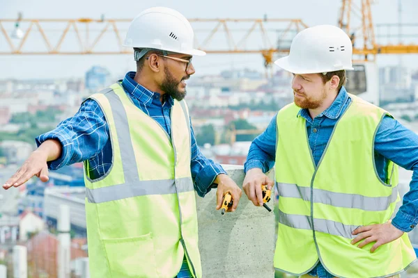 Confiante Jovem Engenheiro Construção Raça Mista Óculos Conversando Com Colega — Fotografia de Stock