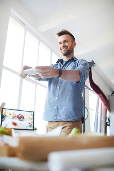 Retrato Bajo Ángulo Del Joven Guapo Tomando Fotos Usando Teléfono — Foto de Stock