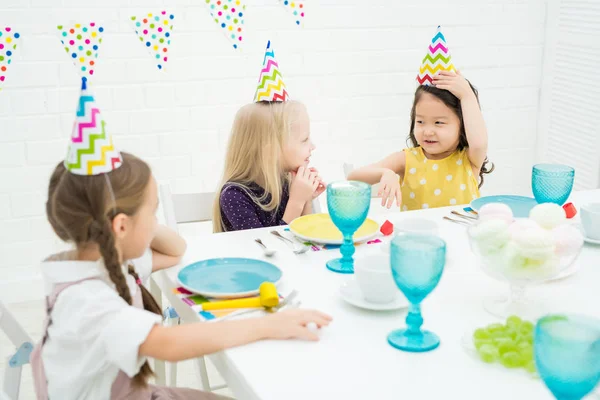 접시와 테이블에 파티에서 다채로운 지그재그 모자에 긍정적 귀여운 — 스톡 사진