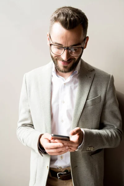 Elegante Jovem Empresário Usando Seu Smartphpone Com Sorriso — Fotografia de Stock