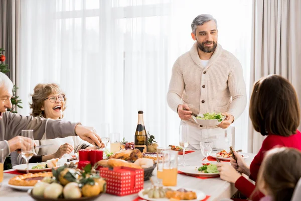 Retrato Tons Quentes Grande Família Feliz Desfrutando Jantar Natal Juntos — Fotografia de Stock