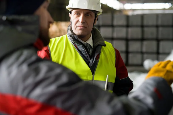 Atölyede Dururken Işçi Ile Üretim Tartışması Hardhat Giyen Olgun Foreman — Stok fotoğraf