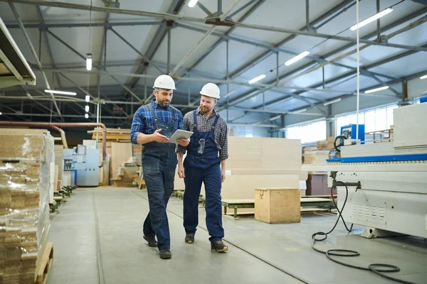 Contenuto Bellissimi Ingegneri Uniforme Hardhat Utilizzando Tablet Digitale Mentre Discutono — Foto Stock