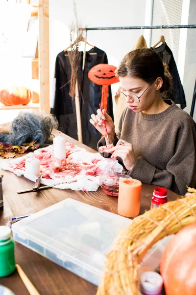 Serieuze Moderne Jonge Vrouwelijke Ontwerper Brillen Zittend Aan Tafel Schilderij — Stockfoto