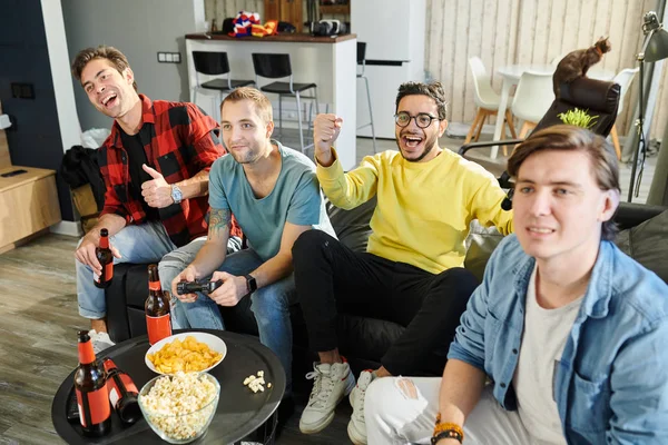 Arkadaşlarıyla Video Oyunu Oynayan Iki Adam Onlara Tezahürat Yapıyor Bira — Stok fotoğraf