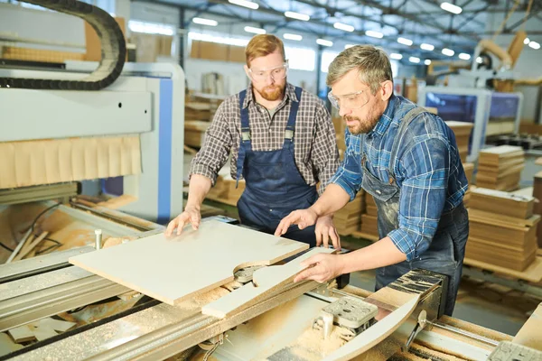 Serieuze Geconcentreerde Fabrieksmedewerkers Uniforme Staat Bij Werkbank Het Samenvoegen Van — Stockfoto