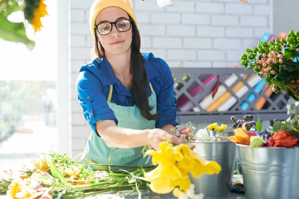 Retrato Una Joven Contemporánea Con Gafas Arreglando Composiciones Florales Sonriendo — Foto de Stock