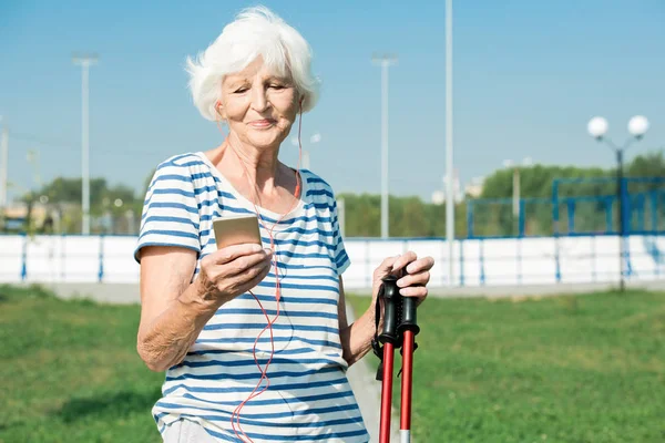 Ritratto Vita Donna Anziana Moderna Che Gode Nordic Walking Con — Foto Stock