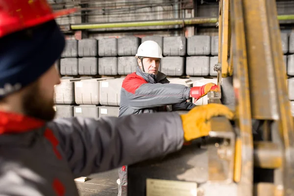 Retrato Dois Trabalhadores Fábrica Que Movem Cargas Usar Guindaste Oficina — Fotografia de Stock