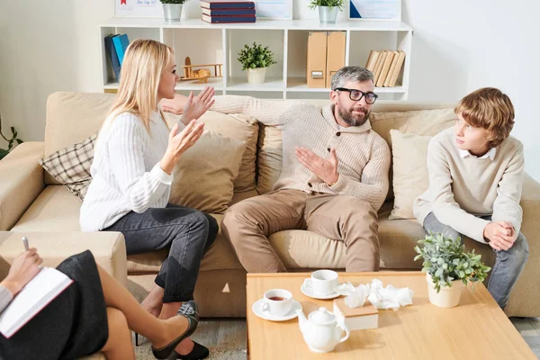 Grave Padre Barbudo Guapo Gafas Apuntando Madre Emocional Histeria Mientras — Foto de Stock