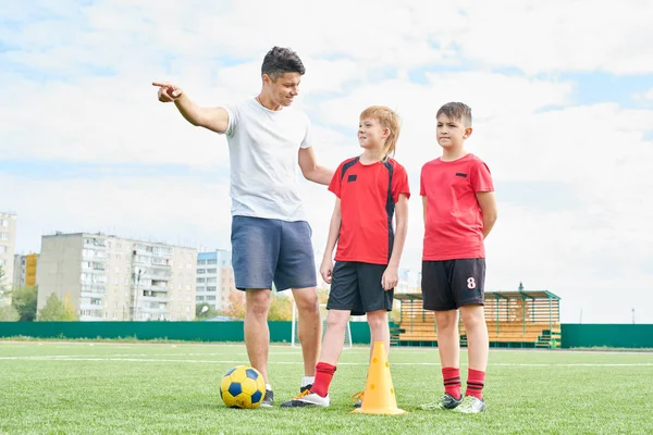 Retrato Completo Del Entrenador Fútbol Sonriente Entrenando Equipo Junior Aire — Foto de Stock