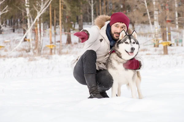 Full Längd Porträtt Modern Asiatisk Man Kärleksfullt Pratar Med Vackra — Stockfoto