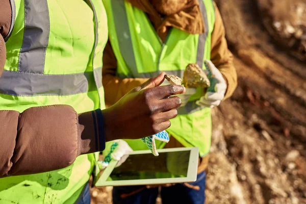 Biri Afrikalı Açık Havada Mineral Cevherini Inceleyen Dijital Tablet Kullanan — Stok fotoğraf