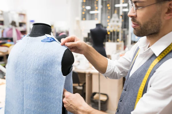 Zijaanzicht Portret Van Mannelijke Kleermaker Patronen Naar Mannequin Atelier Studio — Stockfoto