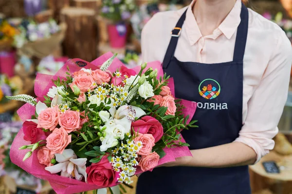 Retrato Sección Media Florista Femenina Irreconocible Sosteniendo Hermoso Ramo Rosas — Foto de Stock