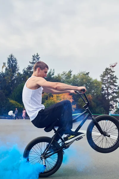 Портрет Молодого Чоловіка Який Робить Трюки Bmx Синьому Димі Копіювати — стокове фото