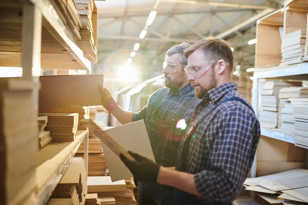 Serieuze Brute Arbeiders Een Veiligheidsbril Staande Planken Vol Houten Details — Stockfoto