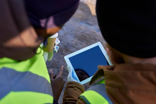 Retrato Visão Acima Dois Trabalhadores Irreconhecíveis Usando Tablet Digital Livre — Fotografia de Stock