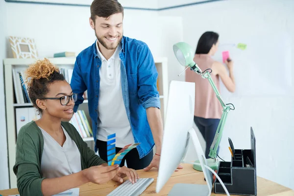 Porträtt Unga Afro Amerikansk Kvinna Diskuterar Färgschema Med Kollega Medan — Stockfoto