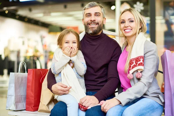 Portret Van Happy Family Shopping Winkelcentrum Zittend Bench Kijken Naar — Stockfoto