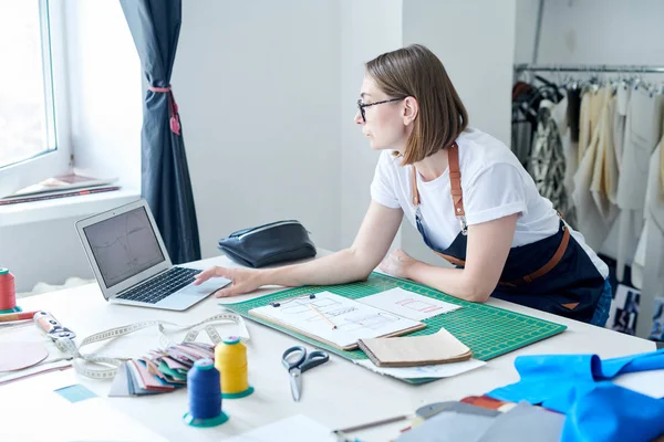 Ung Kvinnlig Skräddare Sin Arbetsplats Tittar Skisser Den Nya Läderväskan — Stockfoto