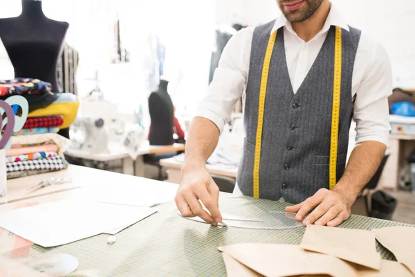 Retrato Meados Seção Padrões Alfaiate Masculino Irreconhecível Fazendo Para Roupas — Fotografia de Stock