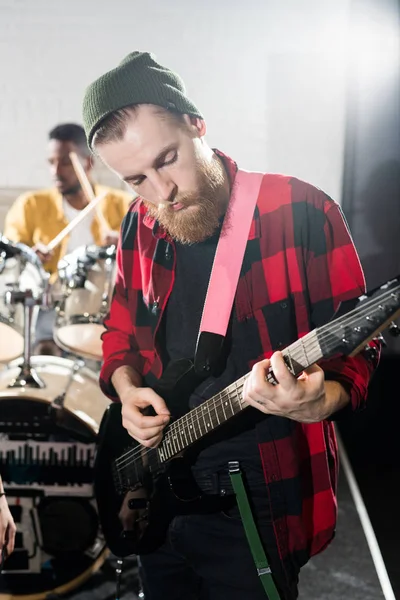 Cintura Até Retrato Homem Barbudo Contemporâneo Tocando Guitarra Durante Ensaio — Fotografia de Stock