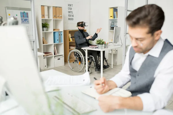 Joven Hombre Negocios Discapacitado Sentado Silla Ruedas Usando Gafas Realidad —  Fotos de Stock